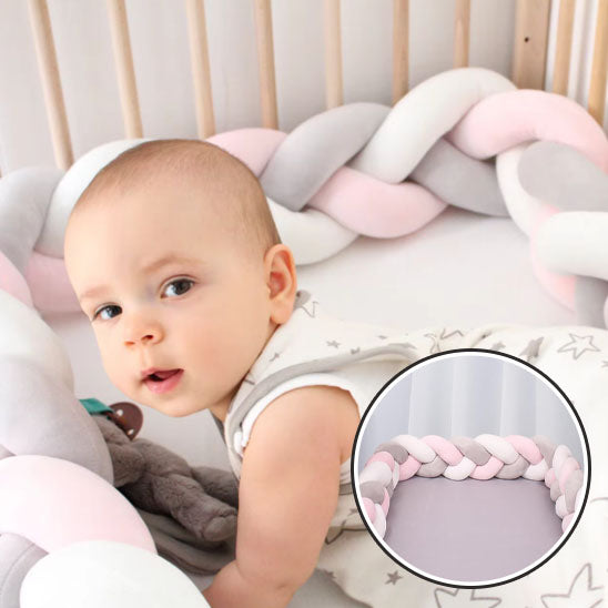 bebe dans une jolie tresse de lit rose blanc gris