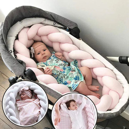 Bebe dans une jolie tresse de lit rose