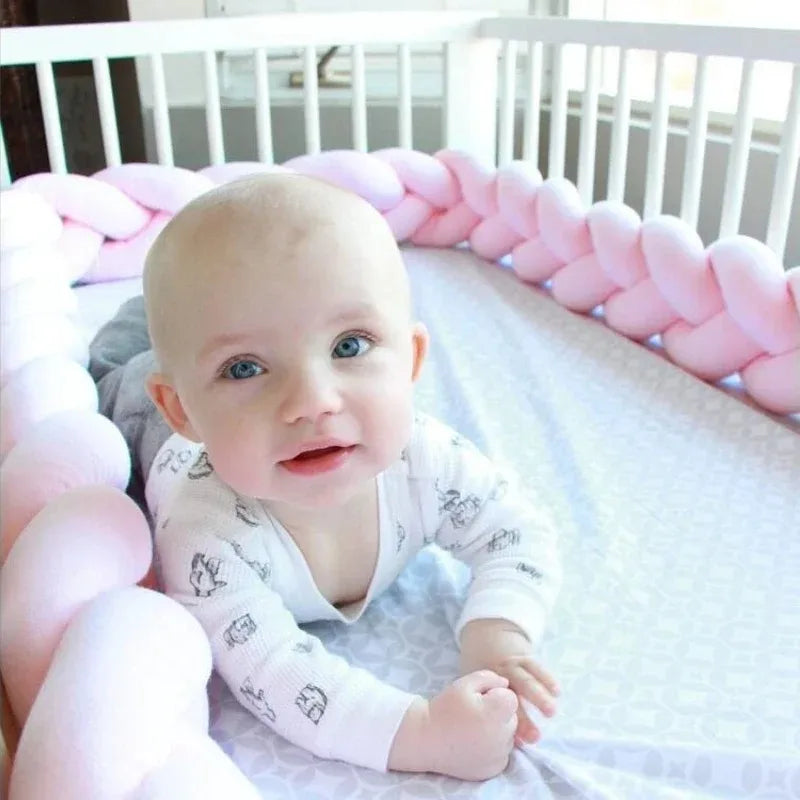 bebe dans une jolie tresse de lit rose