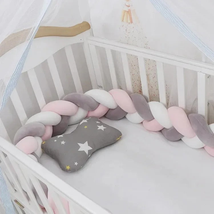 jolie tresse de lit blanc rose gris avec coussin