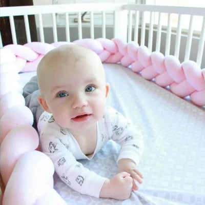 bebe fille avec une jolie tresse de lit rose